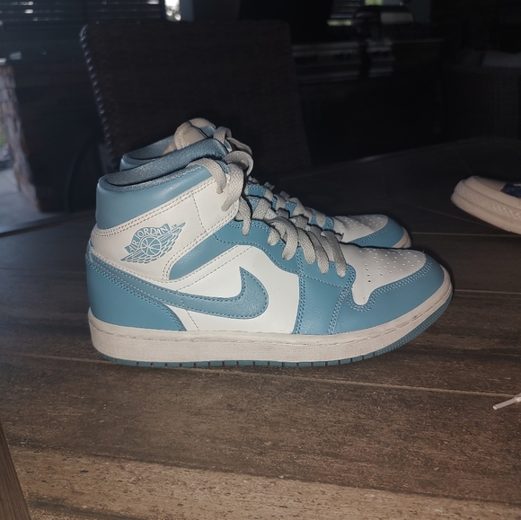 UNC Jordan 1 High tops - Picture 4 of 5